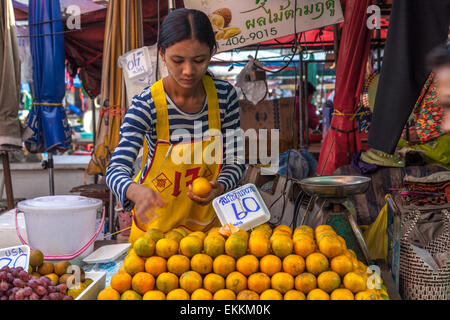 Junge Frau, die Orangen in Nonthaburi Markt zu verkaufen Stockfoto