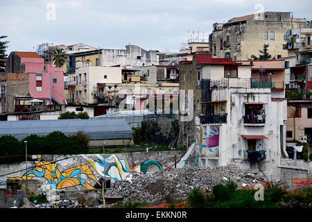 Häuser in Ercolano, einem armen Vorort von Neapel zeigt Lebensbedingungen und Armut Stockfoto