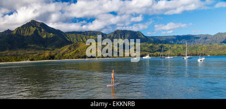 Frau auf SUP in Hanalei Bay auf Kauai Stockfoto