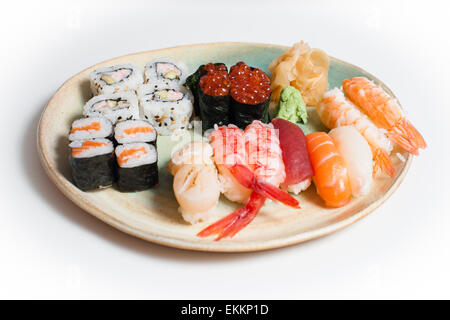 Gemischte Sushi Platte auf weißem Hintergrund Stockfoto