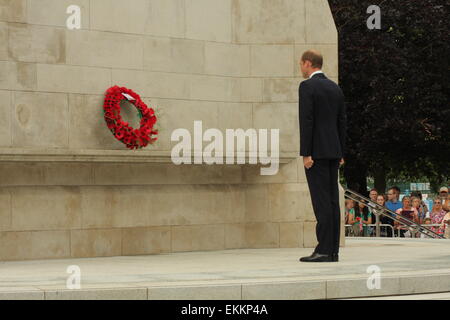 Prinz William, Duke of Cambridge legt einen Kranz auf dem Krieg Memorial Park als Teil der Felder in Vertrauen Coventry, England, UK Stockfoto