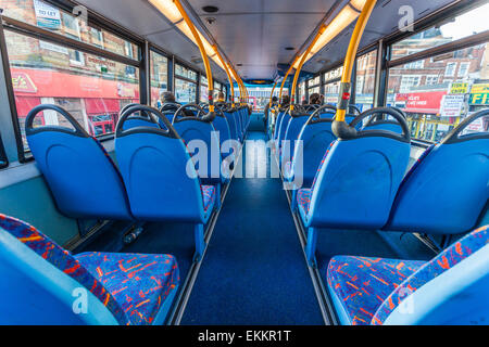 Ansicht der Rückseite des leeren Sitze auf dem oberen Deck eines Doppeldeckerbusses, London, England, Großbritannien Stockfoto