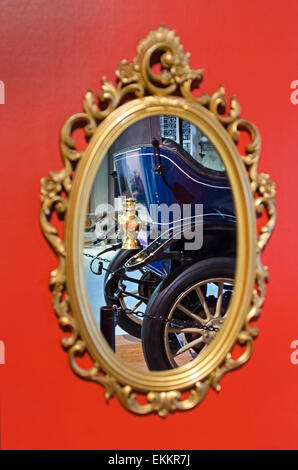 1912 reflektiert Maxwell Mascotte in einem Spiegel an der Seal Cove Automuseum, Maine. Stockfoto