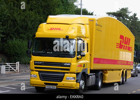 Ein LKW und andere Verkehrsmittel reisen entlang der A23-Straße in Coulsdon, Surrey, England. Stockfoto