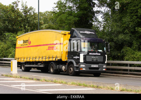 Ein LKW und andere Verkehrsmittel reisen entlang der A23-Straße in Coulsdon, Surrey, England. Stockfoto