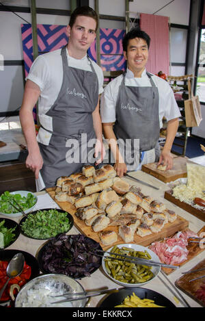 Sydney, Australien. 11. April 2015. Mitarbeiter von Eisbergen Popup Restaurant im Royal Randwick. Bildnachweis: MediaServicesAP/Alamy Live-Nachrichten Stockfoto