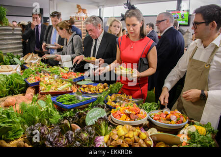 Sydney, Australien. 11. April 2015. Gäste genossen ein$ 450 Ticket Chiswick Popup Restaurant Menü am Royal Randwick. Bildnachweis: MediaServicesAP/Alamy Live-Nachrichten Stockfoto