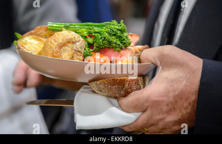 Sydney, Australien. 11. April 2015. Gäste genossen ein$ 450 Ticket Chiswick Popup Restaurant Menü am Royal Randwick. Bildnachweis: MediaServicesAP/Alamy Live-Nachrichten Stockfoto