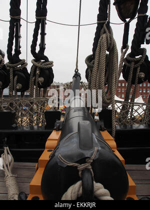 Eine Kanone auf dem oberen Deck der HMS Victory in Portsmouth Historic Dockyard, Hampshire, England Stockfoto