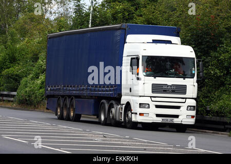 Ein LKW und andere Verkehrsmittel reisen entlang der A23-Straße in Coulsdon, Surrey, England. Stockfoto