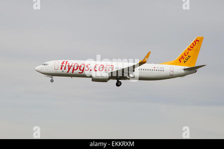 Ein Pegasus Boeing 737 Annäherung an den Flughafen El Prat in Barcelona, Spanien. Stockfoto