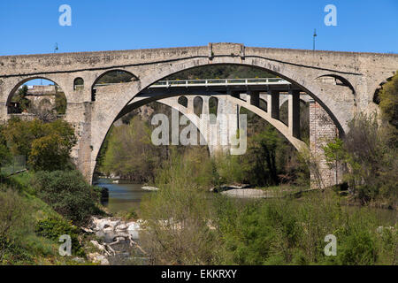 Mittelalterliche Steinbogenbrücke Pont du Diable in Ceret, Languedoc-Roussillon, Frankreich. Stockfoto