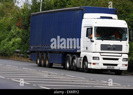 Ein LKW und andere Verkehrsmittel reisen entlang der A23-Straße in Coulsdon, Surrey, England. Stockfoto