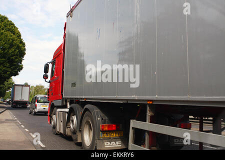 Ein LKW und andere Verkehrsmittel reisen entlang der A23-Straße in Coulsdon, Surrey, England. Stockfoto