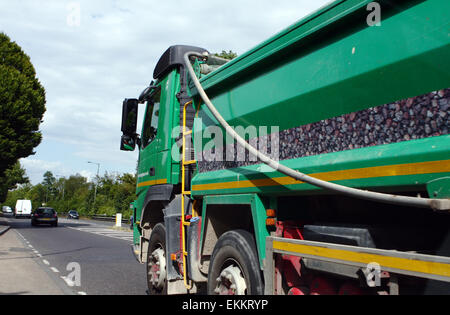 Ein LKW und andere Verkehrsmittel reisen entlang der A23-Straße in Coulsdon, Surrey, England. Stockfoto