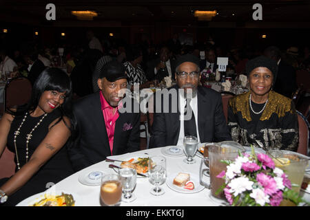 Washington, District Of Columbia, USA. 11. April 2015. REGINA HUFF Frau des legendären Musik Mogual, LEON HUFF, mit legendären Musik-Mogul, KENNY GAMBLE und Frau, FAATIMAH spielen, an der 105,3 WDAS FM Frauen der Exzellenz Mittagessen von Gwynedd Barmherzigkeit Universität vorgestellt. Bildnachweis: Ricky Fitchett/ZUMA Draht/Alamy Live-Nachrichten Stockfoto