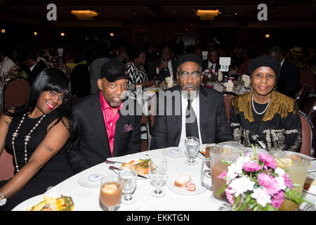 Washington, District Of Columbia, USA. 11. April 2015. REGINA HUFF Frau des legendären Musik Mogual, LEON HUFF, mit legendären Musik-Mogul, KENNY GAMBLE und Frau, FAATIMAH spielen, an der 105,3 WDAS FM Frauen der Exzellenz Mittagessen von Gwynedd Barmherzigkeit Universität vorgestellt. Bildnachweis: Ricky Fitchett/ZUMA Draht/Alamy Live-Nachrichten Stockfoto