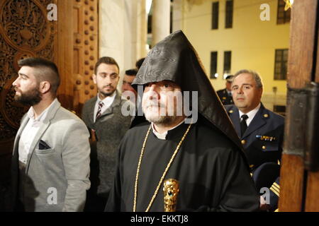 Athen, Griechenland. 12. April 2015. Der Erzbischof der armenisch-orthodoxen Kirche und Prälat von Griechenland, Khoren Doghramajian, betritt Agios Dionysios Areopagitis Kirche. Hieronymos II, der Erzbischof von Athen und ganz Griechenland und Primas der orthodoxen Kirche von Griechenland führte Athener in der Agios Dionysios Areopagitis Kirche in der Feier von Ostersonntag Mitternacht Service. Bildnachweis: Michael Debets/Alamy Live-Nachrichten Stockfoto