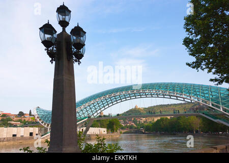 Brücke des Friedens über Mt'k'Vari (Kura) Fluss, Tiflis, Georgien Stockfoto