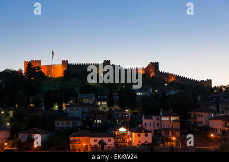 Nachtansicht der Zar Samuil Festung mit Ohrid Stadtbild, Ohrid, Mazedonien Stockfoto