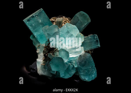Leichte blaue Kristalle von Aquamarin, eine Vielzahl von Mineral Beryll. Stockfoto