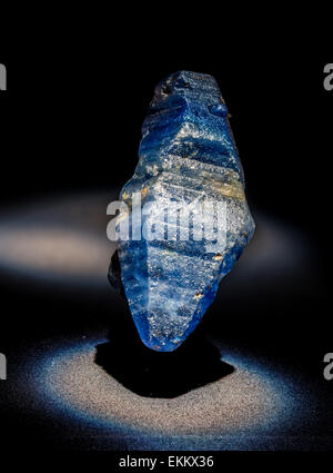 Kristall des blauen Saphir, eine Vielzahl des Minerals Korund, Aluminiumoxid Al2O3. Stockfoto