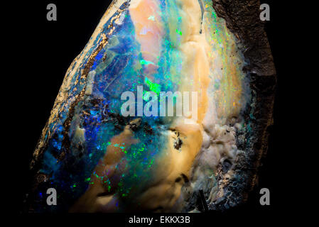 Opal, eine amorphe Kieselsäure mit bunten Feuer. Stockfoto