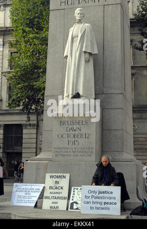 London, UK, 20. August 2014, Frauen in schwarz für den Frieden bei Edith Cavell Statue in der Nähe von Trafalgar Square zu protestieren. Stockfoto