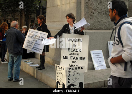 London, UK, 20. August 2014, Frauen in schwarz für den Frieden bei Edith Cavell Statue in der Nähe von Trafalgar Square zu protestieren. Stockfoto