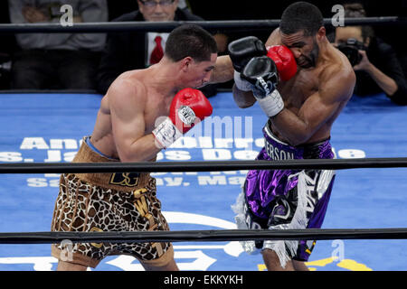 Brooklyn, New York, USA. 11. April 2015. DANNY GARCIA und LAMONT PETERSON (lila Stämme) kämpfen in einem Kampf im Weltergewicht bei Barclays Center in Brooklyn, New York. Bildnachweis: Joel Plummer/ZUMA Draht/Alamy Live-Nachrichten Stockfoto