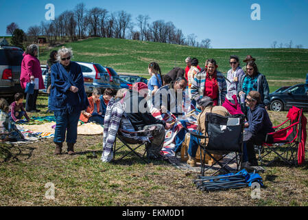 Indianische Gruppe Kreis Legacy Center Trommel in Zeremonie. Stockfoto