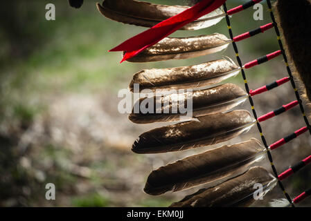 Indianische Gruppe Kreis Legacy Center Trommel in Zeremonie. Stockfoto