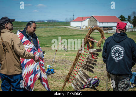 Indianische Gruppe Kreis Legacy Center Trommel in Zeremonie. Stockfoto