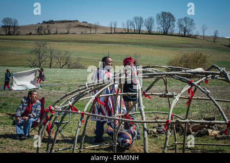 Indianische Gruppe Kreis Legacy Center Trommel in Zeremonie. Stockfoto