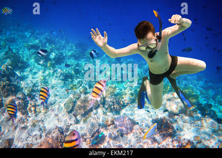 Schnorchler Tauchen entlang der Hirnkoralle. Malediven - Ocean Coral Reef. Warnung - authentische Aufnahmen unter Wasser in herausfordernden cond Stockfoto