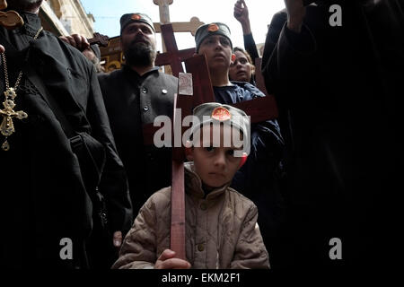 Serbische orthodoxe Christen tragen hölzerne Kreuze entlang der Via Dolorosa (Weg des Leidens) während der Karfreitagsprozession in der alten Stadt von Jerusalem Israel Stockfoto