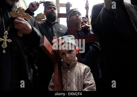 Serbische orthodoxe Christen tragen hölzerne Kreuze entlang der Via Dolorosa (Weg des Leidens) während der Karfreitagsprozession in der alten Stadt Jerusale Stockfoto