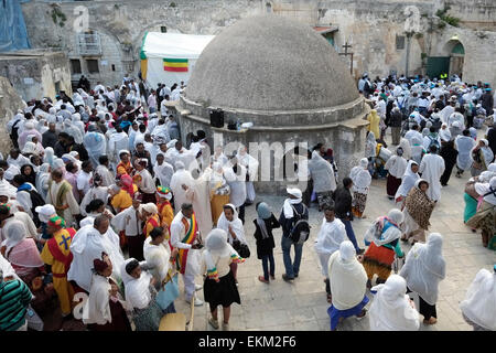 Äthiopisch-orthodoxe christliche Pilger versammelten sich zu Ostern im Deir El-Sultan Kloster, das auf dem Dach des befindet Kirche des Heiligen Grabes in der Altstadt von Jerusalem Israel Stockfoto