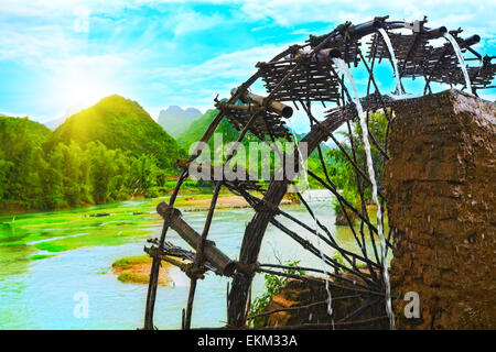 Bambus-Wasser-Rad. Die Nutzung der Wasserkraft für die Bewässerung. Vietnam Stockfoto