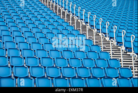 Einen Hintergrund aus blauen Sitze eines Stadions Stockfoto
