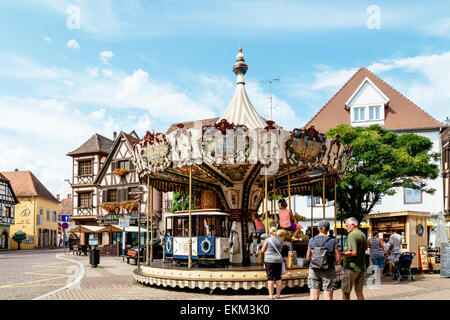 Vintage Karussell in PLace de l'Etiole, Obernai, Elsass, Frankreich Stockfoto