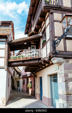 Schmale Gasse in Obernai, Elsass, Frankreich Stockfoto