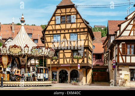 Fachwerkbauten und altes Karussell in Obernai, Elsass, Frankreich Stockfoto