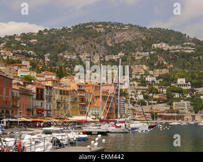 Eine bunte Hafengebiet in einer malerischen Stadt namens Villefranche in Südfrankreich. Stockfoto