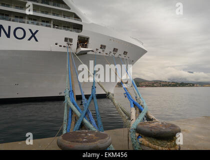 Celebrity Equinox Kreuzfahrt Schiff front-End, das Ende der Festmacher Seile auf der Suche nach oben entnommen. Stockfoto