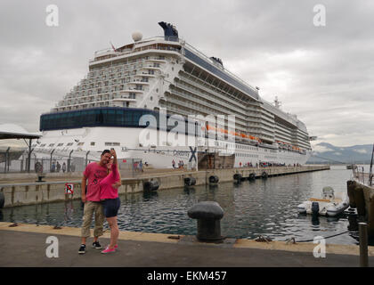 Zwei Menschen, die eine Selfie vor einer Kreuzfahrt Schiff Stockfoto