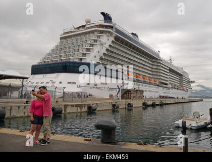 Zwei Menschen, die eine Selfie vor einer Kreuzfahrt Schiff Stockfoto