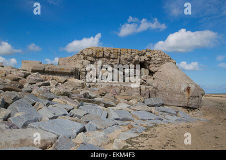 WWII WW2 - deutsche Pistole Casement - beschädigt, am Goldstrand, Asnelles, Normandie Frankreich Stockfoto