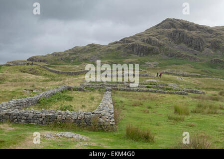 Besucher am Hardknott römischen Festung auf dem Hardknott Pass im Lake District Stockfoto