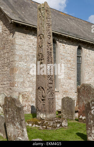Die angelsächsischen Kreuz in St. Cuthbert Church in Bewcastle, Cumbria Stockfoto